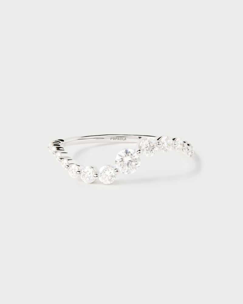 Elegant ring in 18K gold with an undulating band accented with lab-grown diamonds