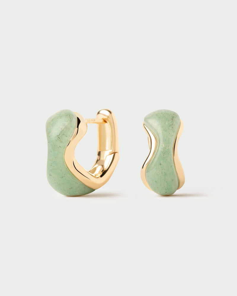 Gold-plated fluid huggie earrings with a curved green gemstone