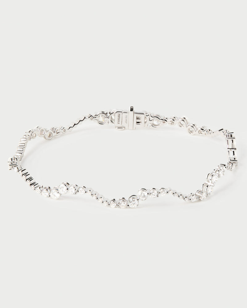 Elegant bracelet in 18K gold with an undulating band accented with lab-grown diamonds