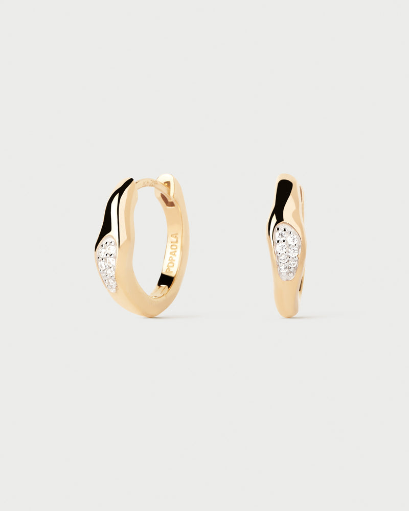 Gold-plated organic mini huggie earrings with wavy shape featuring pavé zirconia