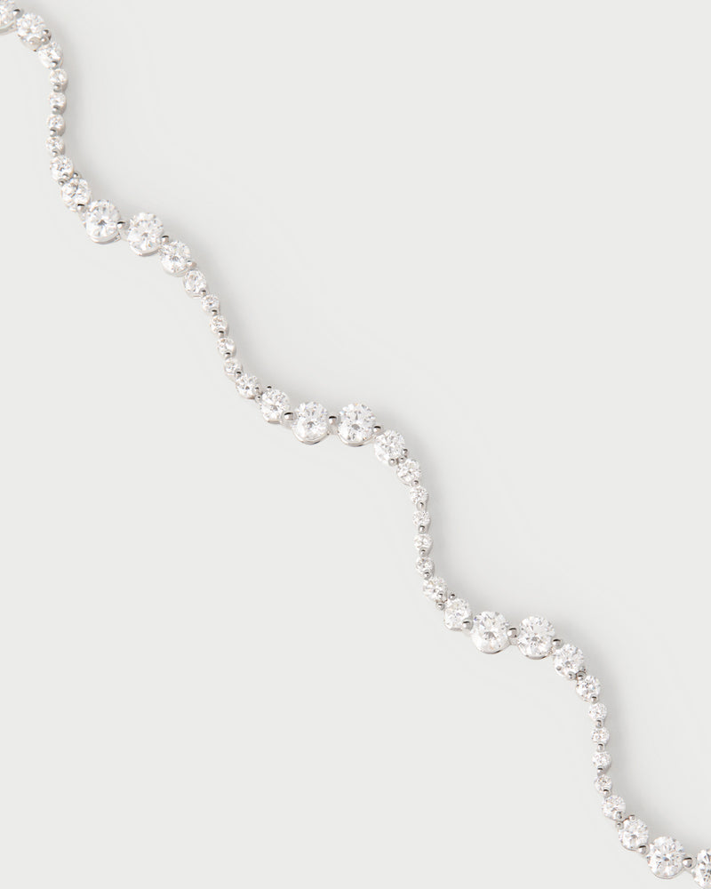 Elegant choker in 18K white gold with an undulating band accented with lab-grown diamonds