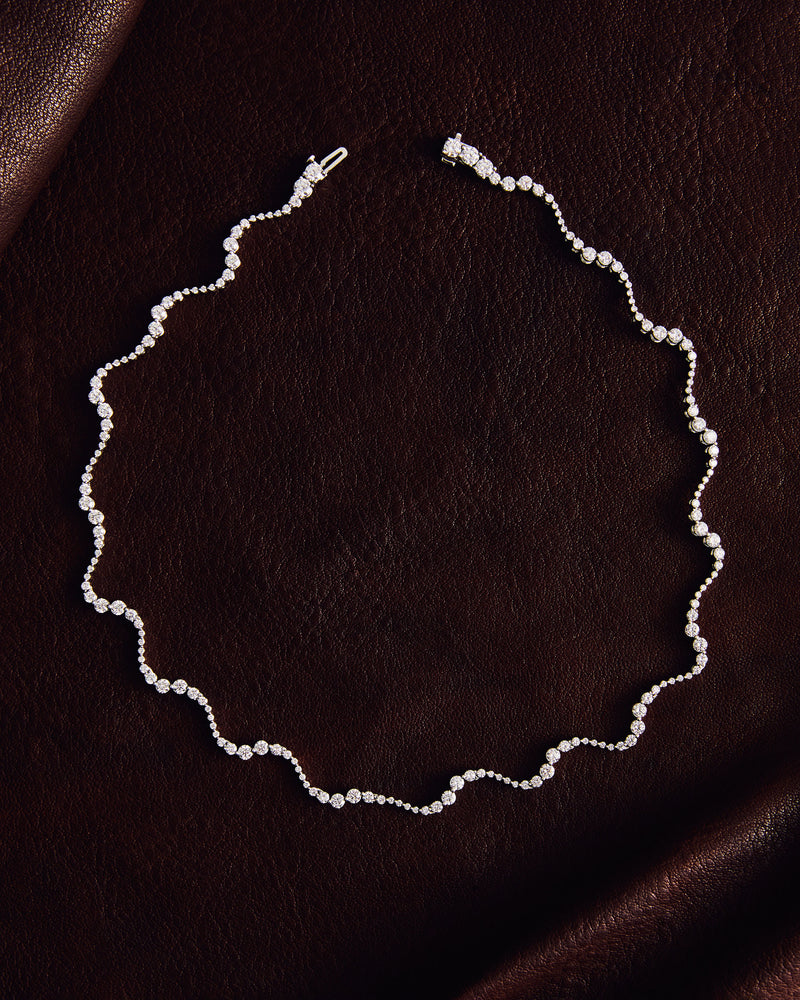 Elegant choker in 18K white gold with an undulating band accented with lab-grown diamonds