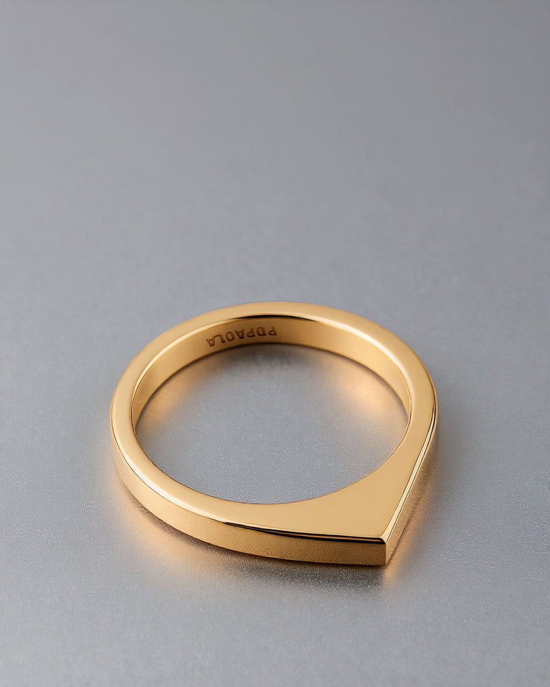 Geometric ring with asymmetric round shape