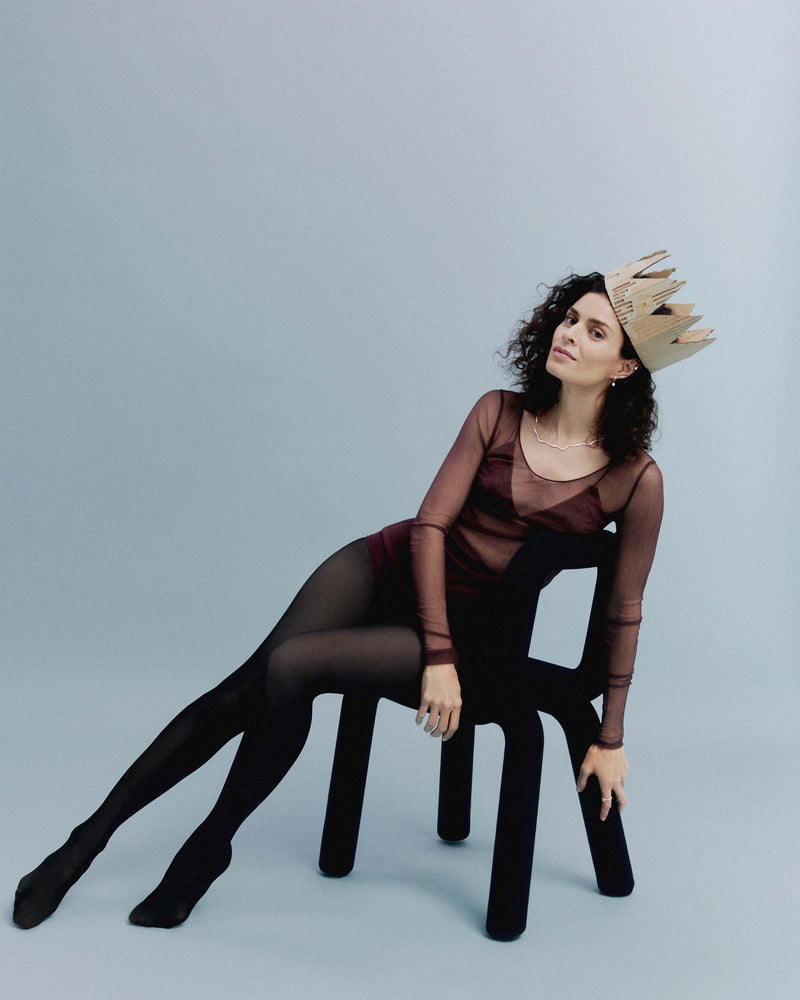 Elegant choker in 18K white gold with an undulating band accented with lab-grown diamonds