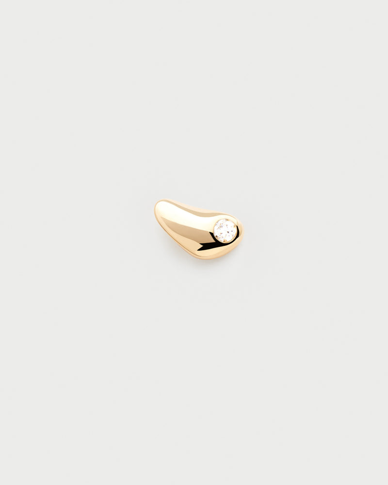 Gold-plated minimalist fluid shape ear piercing adorned with a flush set zirconia
