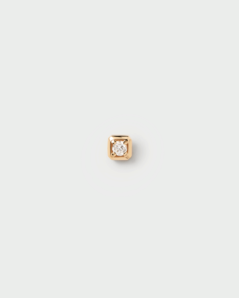 Solid yellow gold ear piercing with square lab-grown diamond of 0.07 carat